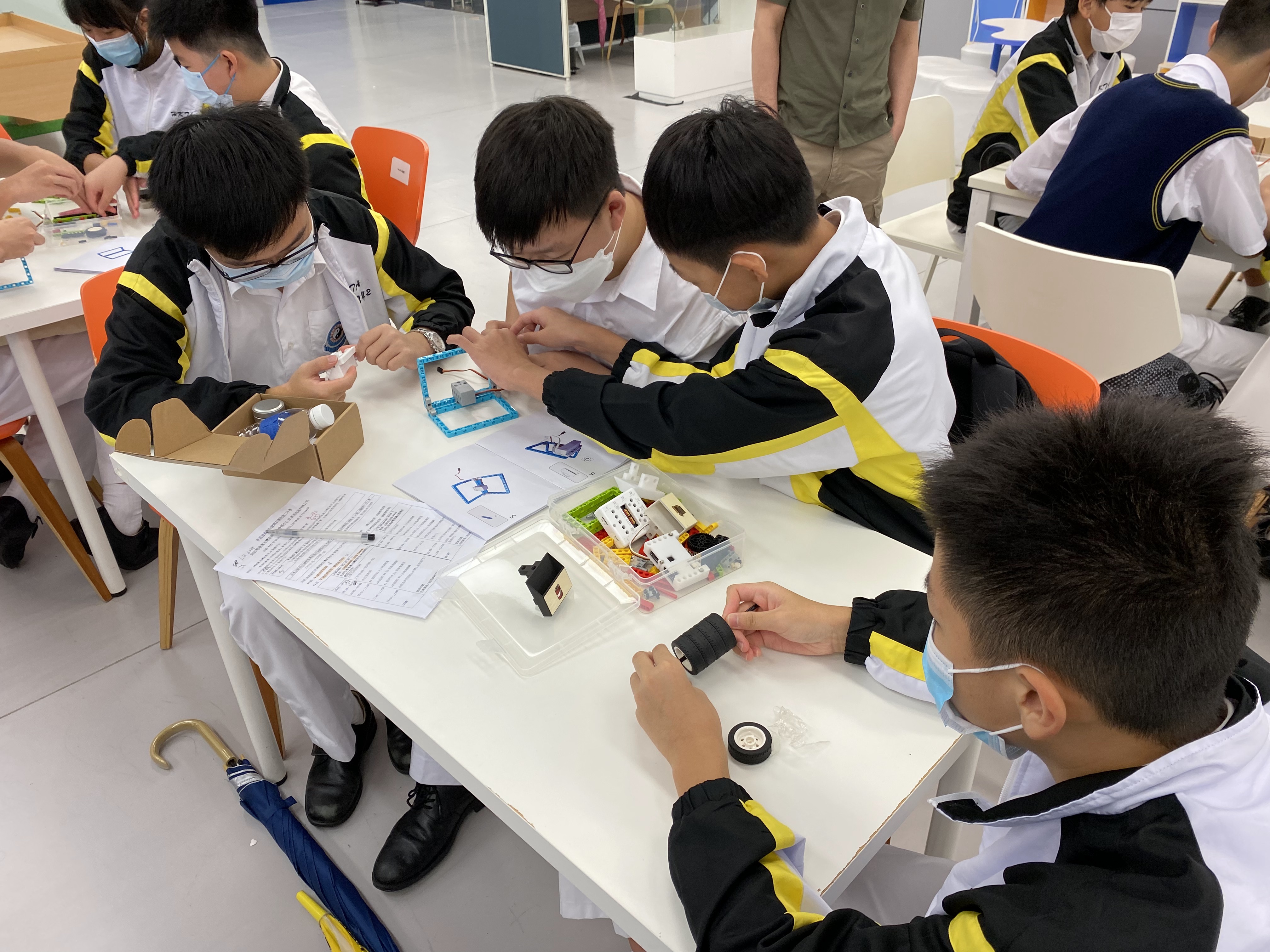 Student trying to make a rubbish ban to classify the type of rubbish.
